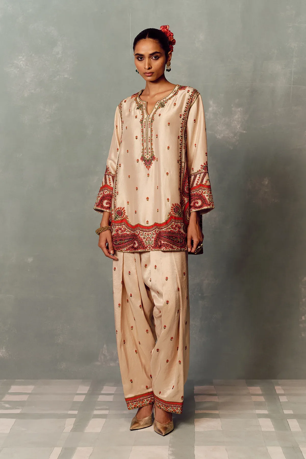 Kashida Lumière Kurta and Salwar Set by Dolly J