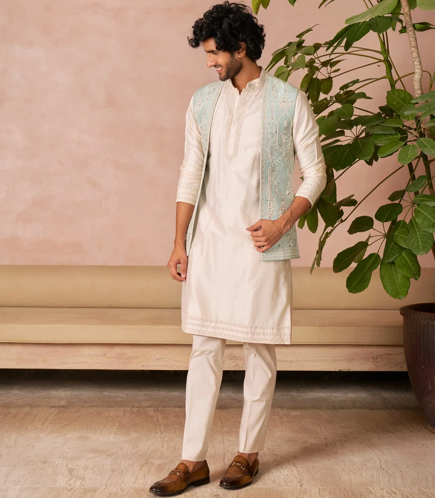 Jharoka Open Bandi Set by Anushree Reddy