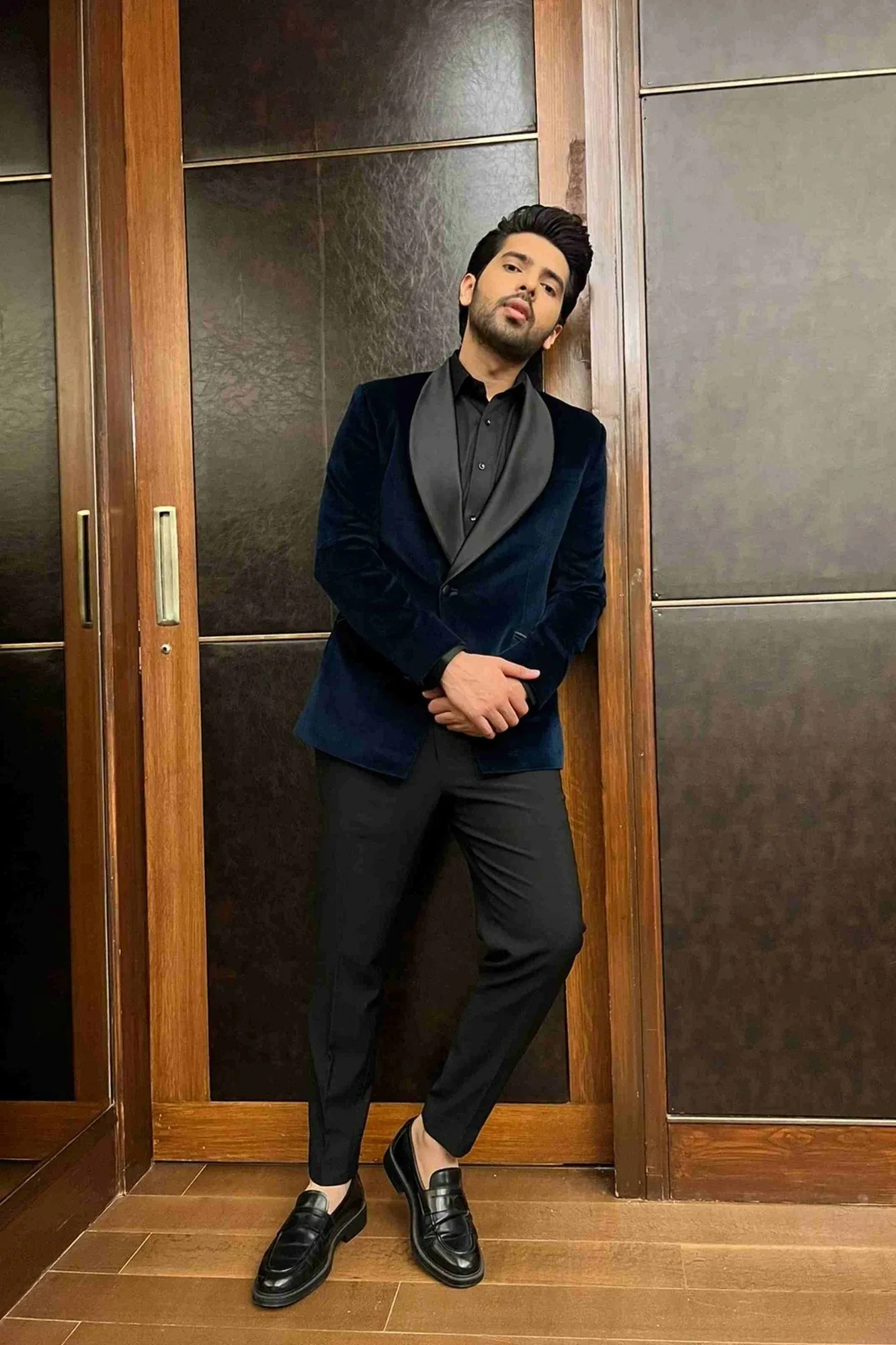 Armaan Malik In Teal Tuxedo With Satin Detailing by Sarab Khanijou